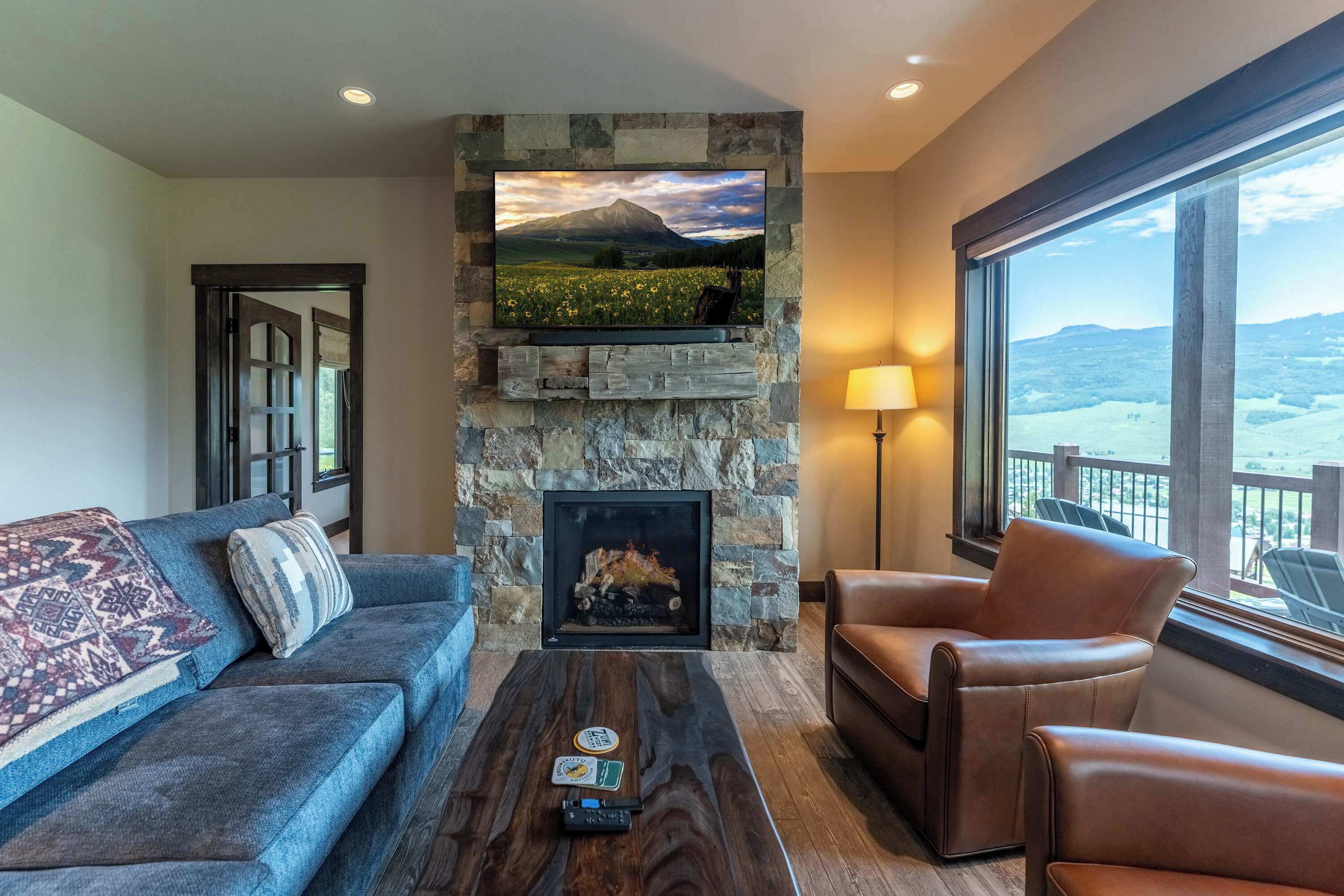 Télévision, cheminée, espaces bureaux