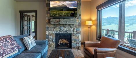 تلفزيون، مدفأة، مكتب