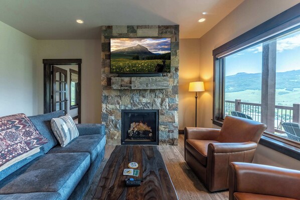 Fernseher, Kamin, Arbeitsbereiche