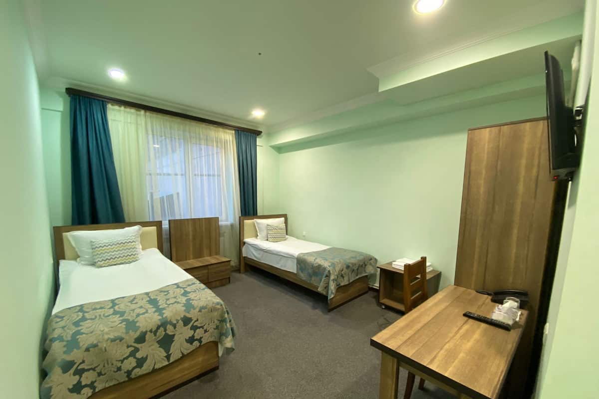 Twin Room | Peralatan tempat tidur hipoalergenik, meja, kalis bunyi