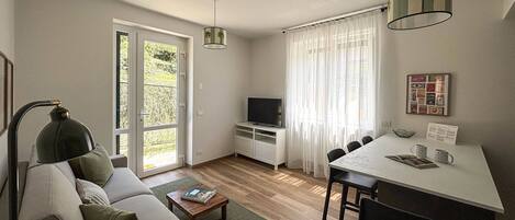 Apartment (1 Bedroom) | Wohnbereich | 32-Zoll-Fernseher mit Kabelempfang