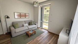 Lejlighed (1 Bedroom) | Opholdsområde | 32-tommers tv med kabelkanaler