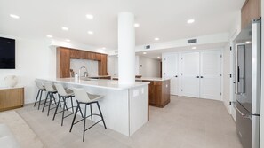 Kylskåp, mikrovågsugn, ugn och spishäll