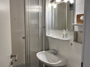 SĂšche-cheveux, serviettes fournies, savon, papier toilette