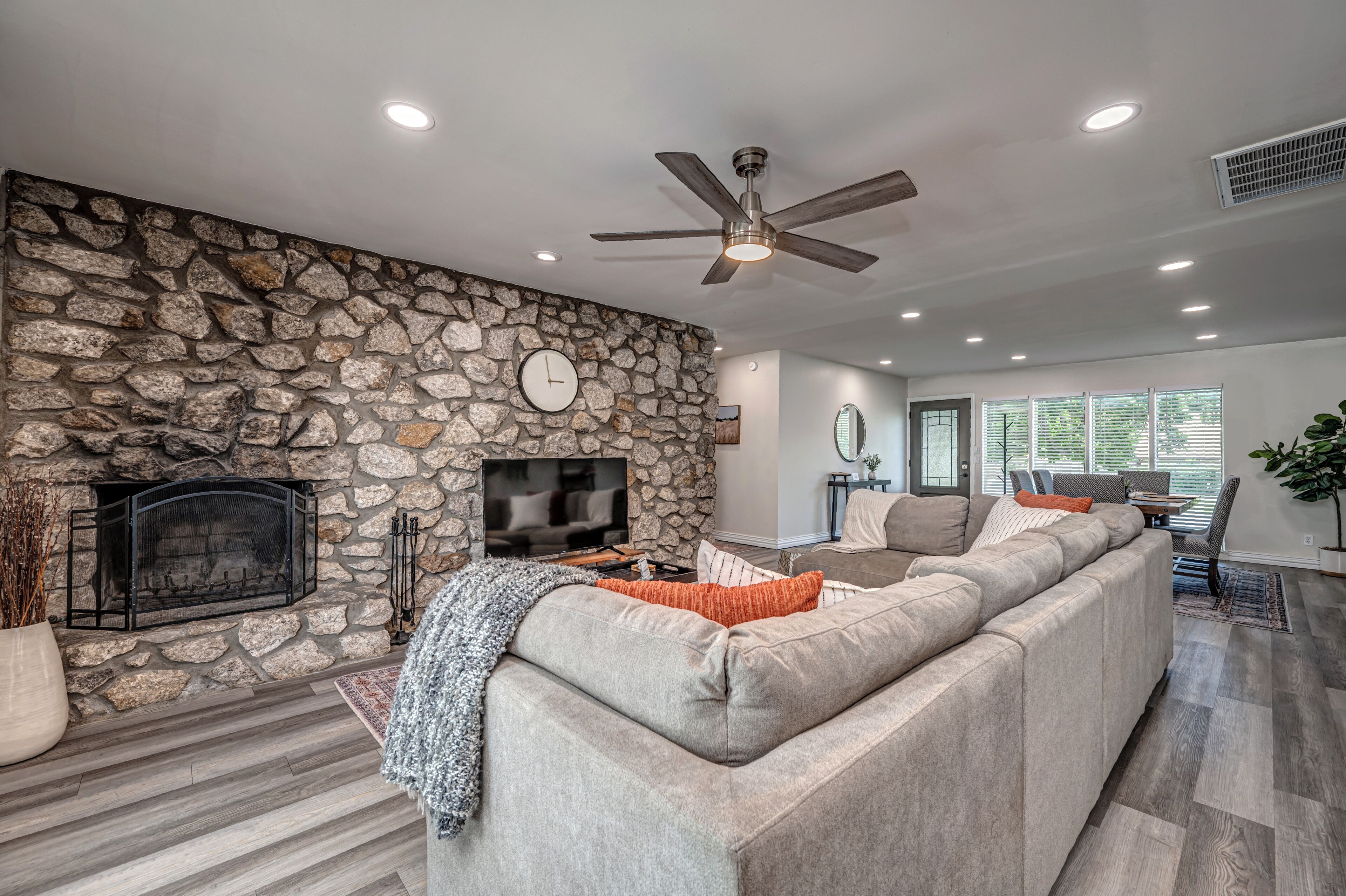 智能电视、壁炉、办公室