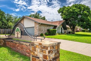 Unclassified image, 3 of 22, button - Modern Retreat in the Heart of Tulsa w/ Garage (Tulsa)
