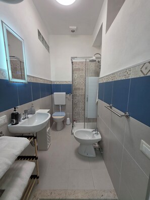 Douche, sèche-cheveux, bidet, serviettes fournies
