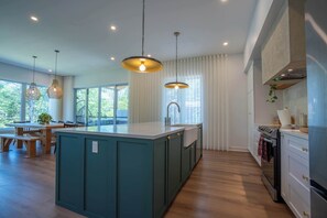 冷蔵庫、電子レンジ、オーブン、コンロ