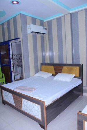 Family Room | Free WiFi - Shivdham Guest House (Misrikh)