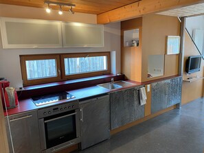 Køleskab, ovn, kogeplade, kaffe-/temaskine