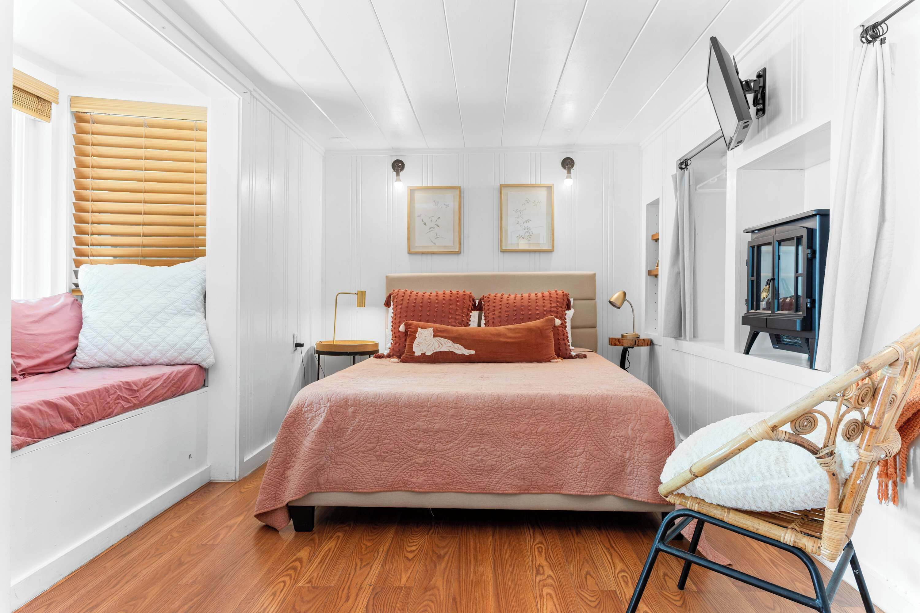 2 bedrooms, iron/ironing board, travel cot, WiFi