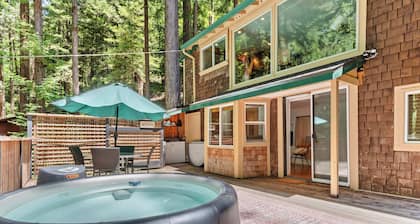 Redwood Cabin w/ Hot Tub | Canyon View | Dogs OK