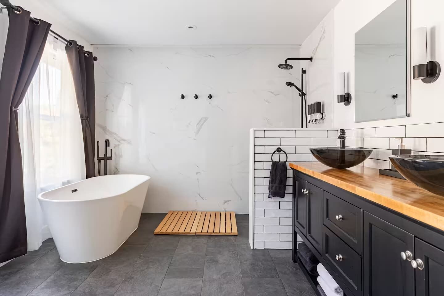 Een douche, een haardroger, handdoeken