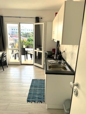 Kühlschrank, Mikrowelle, Herdplatte, Geschirrspüler