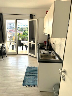 Frigorífico, microondas, placa de cocina y lavavajillas