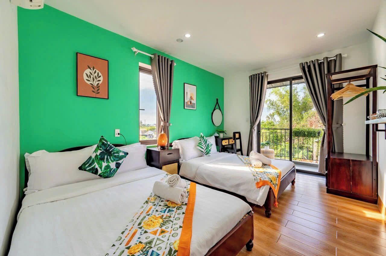 5 bedrooms, iron/ironing board, WiFi, bed sheets