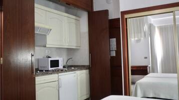 Réfrigérateur, micro-ondes, cafetiÚre/bouilloire