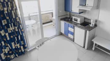 Frigorífico, microondas, cafetera o tetera y utensilios de cocina