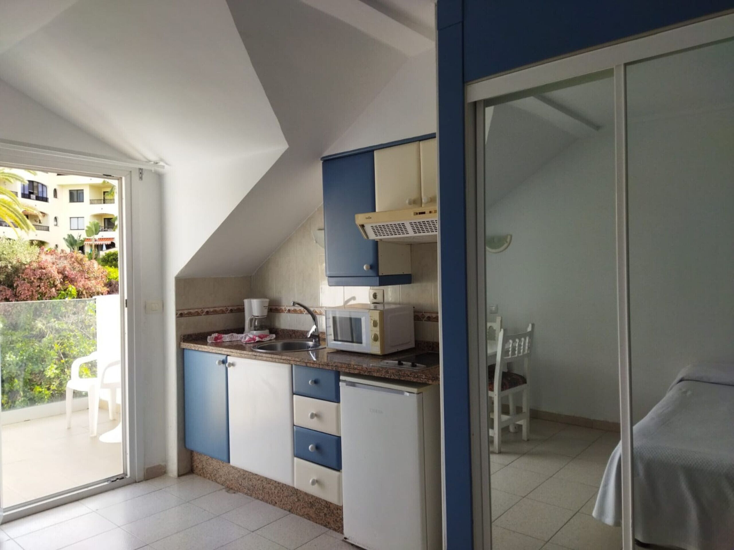 Een koelkast, een magnetron, een koffiezetapparaat/waterkoker