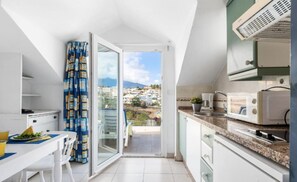 Een koelkast, een microgolfoven, een koffiezetapparaat/waterkoker