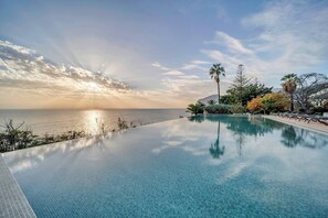 An infinity pool with a view of the ocean and sunset. - To complete (Funchal)