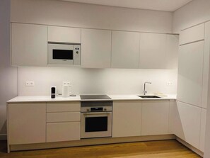 Frigorífico, microondas, horno y placa de cocina