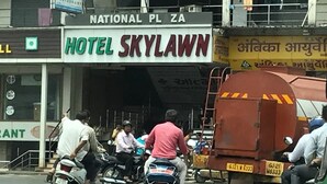 Un hotel llamado "SKYLAWN" con un cartel que indica "NATIONAL PL ZA".