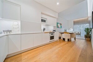 Réfrigérateur, micro-ondes, four, plaque de cuisson