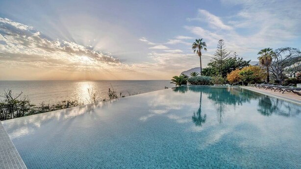 An infinity pool with a view of the ocean and sunset. - To complete (Funchal)