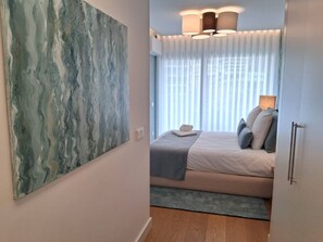 2 chambres, coffres-forts dans les chambres, fer et planche à repasser