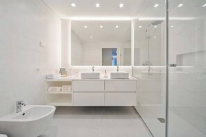 Hair dryer, towels - To complete (Funchal)