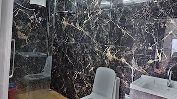 Phòng đôi Deluxe, quang cảnh đồi núi | Phòng tắm | Buồng tắm vòi sen, đồ dùng nhà tắm miễn phí, khăn tắm, xà phòng