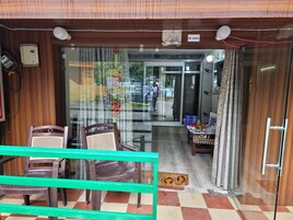 Quarto casal luxo, vista para a colina | Escrivaninha, Wi-Fi de cortesia