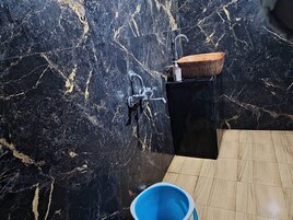 Quarto casal luxo, vista para a colina | Banheiro | Chuveiro, produtos de toalete grátis, chinelos, toalhas de banho