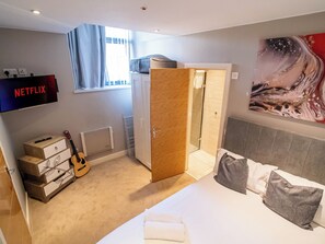 1 chambre, fer et planche à repasser, Wi-Fi, literie fournie