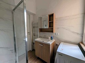 Douche, sèche-cheveux, bidet, serviettes fournies