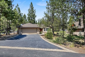 Exterior - Relax, Recharge & Explore –  SHARC Passes-Steps from Fort Rock Park-Hot Tub! (Sunriver)
