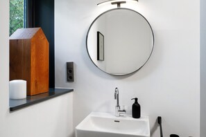 Regadera, secadora de cabello, toallas 