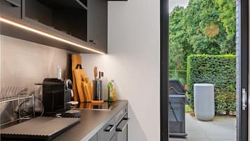 Kühlschrank, Mikrowelle, Ofen, Herdplatte