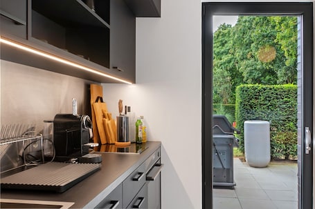 Réfrigérateur, micro-ondes, four, plaque de cuisson. Appartement de vacances chic avec terrasse commune, jardin commun et Wi-Fi