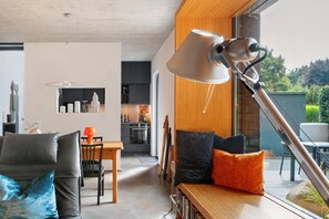 TV - Stylish New Holiday Apartment with Shared Terrace, Shared Garden, and Wi-Fi (Meppen)