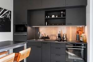 Refrigerador, microondas, horno y cafetera y tetera