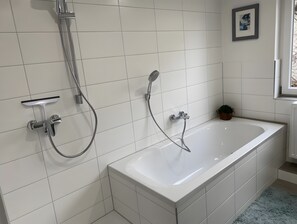 Dusj, hårføner og håndklær