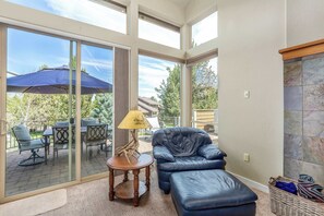 Tv, eldstad och kontor