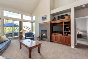 Tv, eldstad och kontor