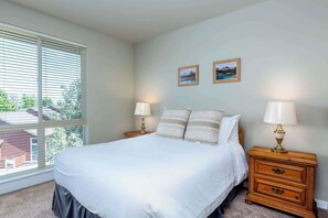 3 bedrooms, iron/ironing board, WiFi, bed sheets - Family & Dog-Friendly Getaway at Eagle Crest (Redmond)