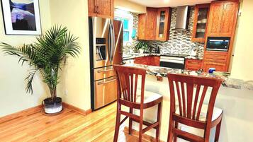 Køleskab, mikrobølgeovn, ovn, kogeplade