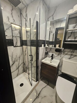 SĂšche-cheveux, bidet, serviettes fournies, savon