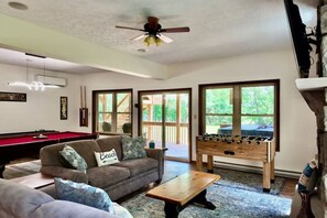 TV connectée, cheminée, baby-foot, espaces bureaux