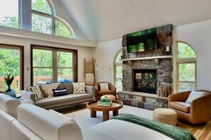 Smart TV, chimenea, futbolito y oficina 